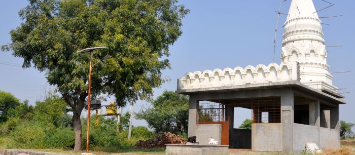 देवाचिये द्वारीं उभा क्षणभरी | तेणें मुक्ति चारी साधियेल्या ||